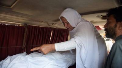 La abuela de la joven asesinada al recibir su cuerpo. AFP