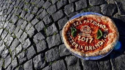 Vista de una pizza colocada en la plaza del Plebiscito en Nápoles, Italia, hoy, 7 de diciembre . EFE