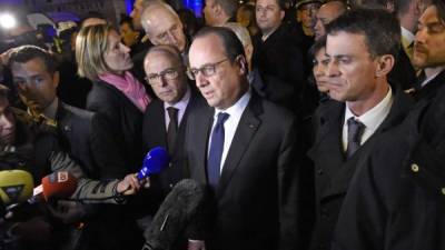 El presidente de Francia, Francois Hollande, ha anunciado que el Consejo de Ministros va a aprobar el estado de urgencia en todo el territorio francés y el cierre de las fronteras del país ante los 'atentados terroristas sin precedentes' que sufre París. EFE