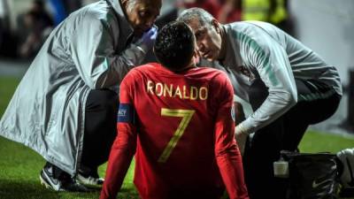 Cristiano Ronaldo se retiró lesionado del partido contra Serbia. Foto AFP