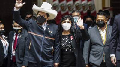 El maestro rural de izquierda Pedro Castillo juró este miércoles como nuevo presidente de Perú en una solemne ceremonia en el Congreso en Lima, en el día del bicentenario de la Independencia. Fotos: AFP