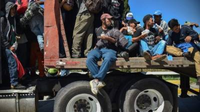 Migrantes centroamericanos viajan en camiones de una ciudad a otra para acortar distancias en su recorrido por México hacia EEUU./AFP.