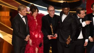El elenco principal de 'Green Book' (I-D) Viggo Mortensen, Linda Cardellini y Mahershala Ali celebran el Óscar a mejor película. AFP