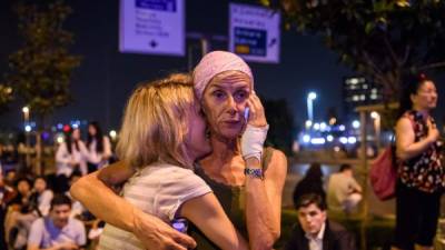 Sobrevivientes del atentado en el aeropuerto de Atartak en Estambul, Turquía, recibieron la solidaridad de la comunidad internacional.