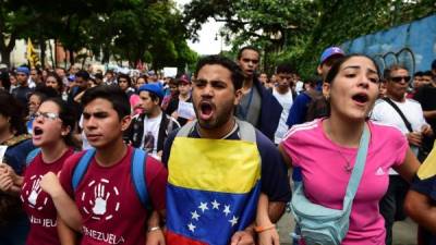 Centenares de estudiantes de universidades públicas venezolanas protestaban este jueves en Caracas. AFP