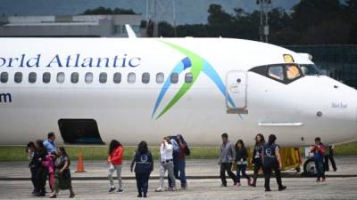 Parte de los migrantes deportados llegan a la Base de la Fuerza Aérea en la Ciudad de Guatemala. Fotos: AFP