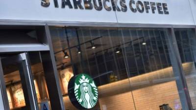 Starbucks decidió que los clientes aún podrán solicitar una pajita si lo desean. EFE/Archivo