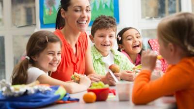 Comer un desayuno beneficia al rendimiento escolar, la salud y el peso corporal.