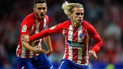 Antoine Griezmann celebrando su gol junto a Koke. Foto AFP