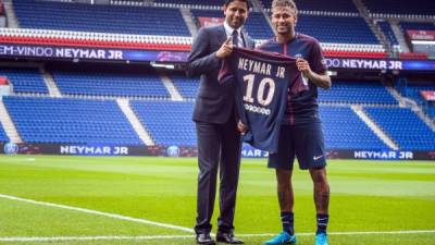 El presidente del PSG, Nasser al Khelaifi (i), y el delantero brasileño Neymar Jr (d) posan durante la presentación del delantero como nuevo jugador del equipo francés París Saint-Germain (PSG) en el estadio Parque de los Príncipes en París. EFE