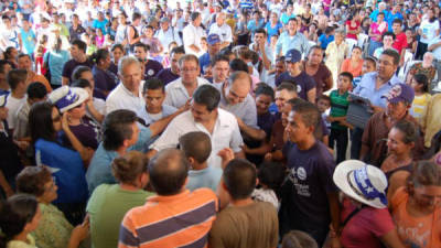 El candidato Juan Orlando Hernández realizó un recorrido por Santa Bárbara.