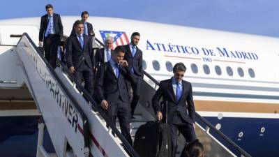 Fotografía cedida por la UEFA que muestra los integrantes del Atlético de Madrid, a su llegada al aeropuerto de Malpensa en Milán. EFE