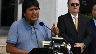 El ex presidente de Bolivia, Evo Morales, brindó una breve conferencia tras su llegada a México./AFP.