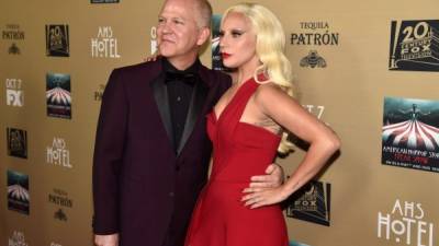 El productor Ryan Murphy y Lady Gaga.