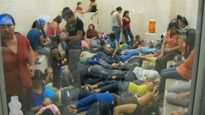 Decenas de niños indocumentados están en hacinamiento en los albergues. Foto Breitbart Texas.