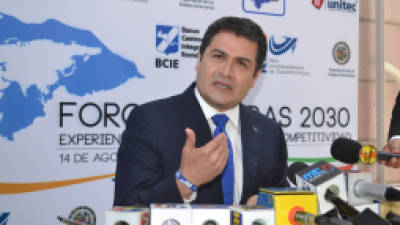 El candidato nacionalista Juan Orlando Hernández critica a Libre por gozar de la seguridad de los militares y no quererla para el pueblo.