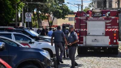 Policías y bomberos acordonaron la escuela tras el tiroteo registrado esta mañana./AFP.