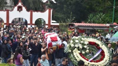 Relatives and friends of Maria Ortiz Ramirez, who died in one of the flattened buildings in the Roma Norte neighborhood after the 7.1-magnitude earthquake that hit central Mexico five days ago, carry her coffin during her funeral in the Mexico City borough of Cuajimalpa, on September 24, 2017. Hopes of finding more survivors after Mexico City's devastating quake dwindled to virtually nothing on Sunday, five days after the 7.1 tremor rocked the heart of the mega-city, toppling dozens of buildings and killing more than 300 people. / AFP PHOTO / YURI CORTEZ