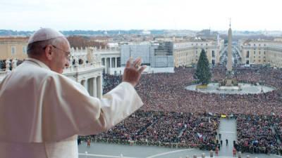Miles de fieles católicos vitorearon al papa Francisco cuando salió al balón y les dijo: “Buenos días, feliz Navidad”, en italiano.