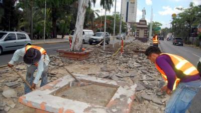 Cuadrillas trabajan en la mejora de la plaza en el Bulevar Morazán.