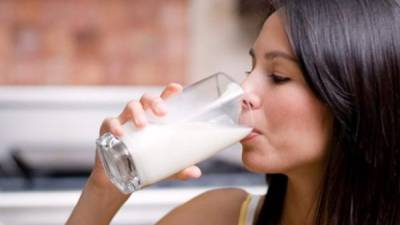 La leche tibia es un calmante natural que permite dormir mejor.