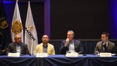 El ministro de Seguridad de Honduras, Julián Pacheco, el Ministro de Justicia y Seguridad de El Salvador, Mauricio Ramírez, ye l ministro de Gobernación (Interior) guatemalteco, Enrique Degenhart se reunieron con el secretario de Seguridad de EEUU, Kevin McAleenan./AFP.