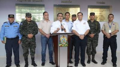 El Presidente de Honduras Juan Orlando Hernández junto al alcalde de sampedrano, Armando Calidonio, y autoridades de su Gobierno en el 911 en San Pedro Sula.