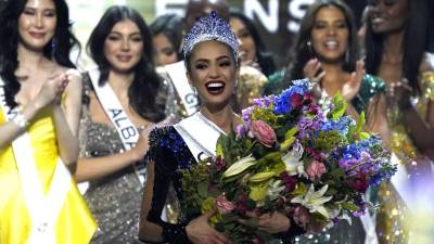 Miss USA, R’Bonney Gabriel, celebra después de ganar la 71ª competencia de Miss Universo.