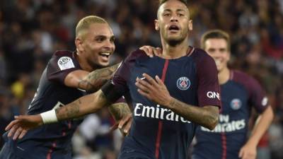 Los jugadores del PSG Layvin Kurzawa (i) y Neymar Jr (c) celebran un gol del brasileño, ayer durante el partido disputado contra el Toulouse en el estadio del Parque de los Príncipes en París. EFE