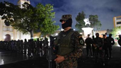 Miles de agentes se desplegaron esta madrugada en las principales ciudades de El Salvador en un operativo contra las maras./AFP.