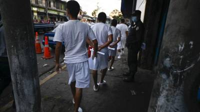 La policía de El Salvador arrestó a 55,062 personas como parte de una “guerra” contra las pandillas impulsada por el presidente Nayib Bukele desde marzo.