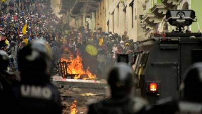 Manifestantes se enfrentaron a las fuerzas de seguridad en las violentas protestas registradas hoy en Quito./AFP.