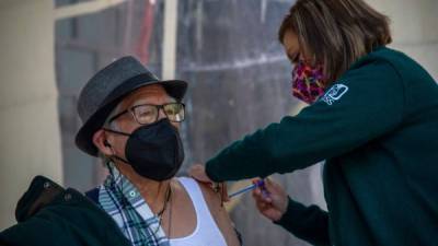 México inició la segunda fase de vacunación tras recibir más de 800,000 dosis de Astrazeneca enviadas por la India./AFP.