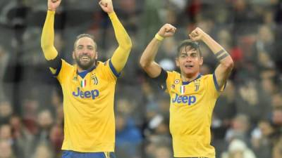 Higuaín y Dybala le dieron el pase a cuartos a la Juve. FOTO AFP.