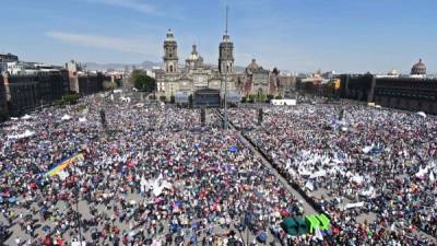 Partidarios del presidente mexicano, Andrés Manuel López Obrador, durante un mitin que marca su primer año en el cargo en la plaza Zócalo de la Ciudad de México el 1 de diciembre de 2019. AFP