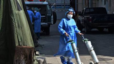 En las afueras del Hospital Escuela, de Tegucigalpa, se instaló una carpa para atender pacientes con COVID-19.