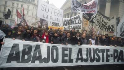 Con lluvia y a unos 10 grados de temperatura miles de personas marcharon contra lo que consideran una política 'de despidos y ajustes'. AFP