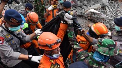 El terremoto ocurrió una semana después de que otro seísmo de magnitud 6,4 golpeara Lombok y dejara un saldo de 16 muertos. Foto: AFP