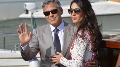 El actor George Clooney se muestra feliz con su nueva esposa.