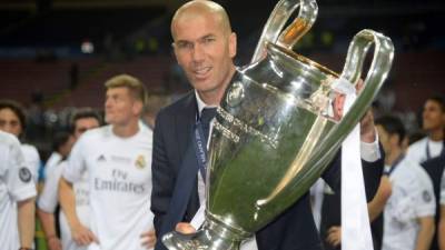 Zidane posando con su primera 'Orejona' como entrenador. Foto AFP