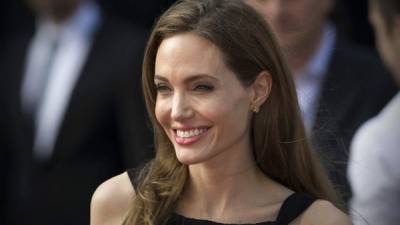 La actriz estadounidense Angelina Jolie se ha sometido a una operación para extirpase los ovarios con el objetivo de prevenir el cáncer, una enfermedad que causó la muerte de su madre, su abuela y su tía, reveló hoy la famosa intérprete.