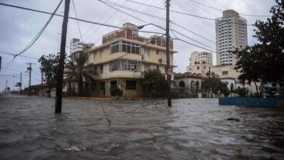 Las virulentas rachas de viento también derribaban árboles y tendidos eléctricos en múltiples localidades cubanas. / AFP PHOTO / YAMIL LAGE