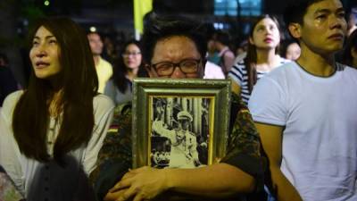 Tailandeses lloran tras conocer el fallecimiento del rey Bhumibol Adulyadej frente al hospital Siriraj.