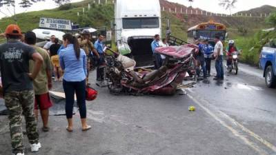 El vehículo de paila en el que viajaba la familia quedó destruido tras el fuerte impacto con el camión distribuidor de gas y la rastra.