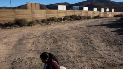 Los padres de la menor viven en Laredo y claman porque la menor sea dejada en la frontera para poder tenerla en casa.