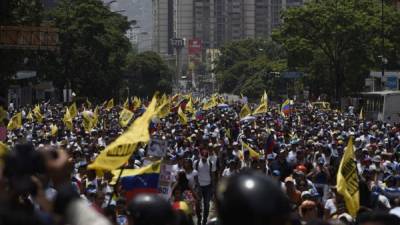 Decenas de venezolanos salieron a las calles a protestar contra el gobierno de Maduro, el oficialismo también se defiende.