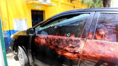 Imagen del carro tiroteado del taxista Edwin Cruz.