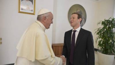 Fotografía facilitada por el periódico L'Osservatore Romano que muestra al papa Francisco dando la mano al fundador de la red social Facebook, Mark Zuckerber, durante una audiencia privada en el Vaticano, hoy 29 de agosto de 2016. EFE