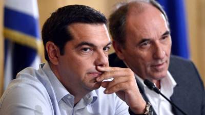 El primer ministro griego, Alexis Tsipras, junto a su ministro de Economía, Giorgios Stathakis.