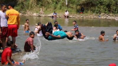 Decenas de personas disfrutan de la Semana Santa.